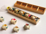 WP-I40 Candle in ceramic 5 pcs in wooden tray - Frog shape
